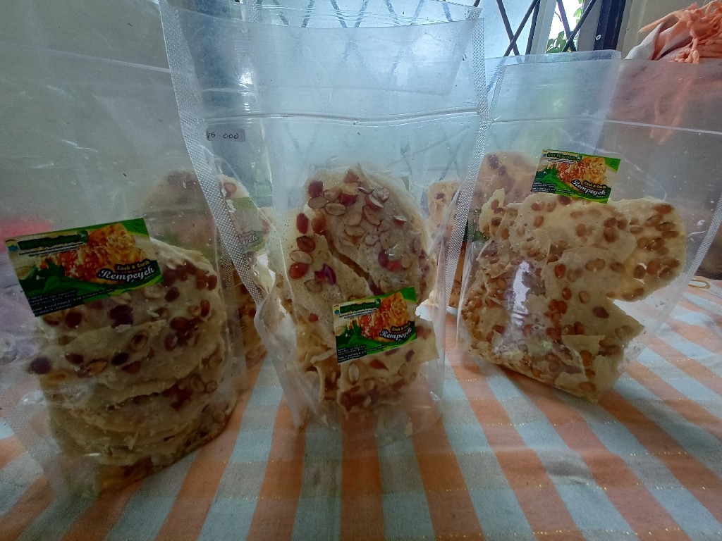 kripik peyek kacang  kedelai